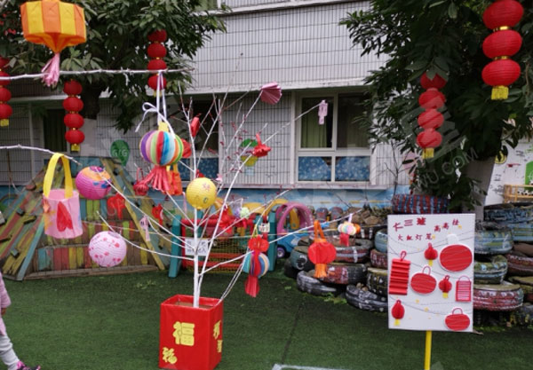 幼儿园户外新年国风美术展图片
