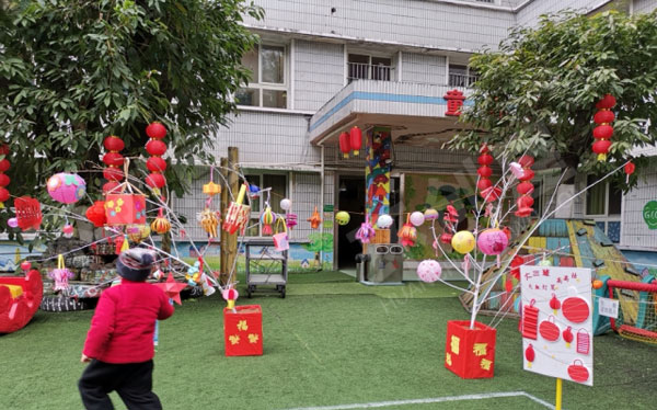 幼儿园户外新年国风美术展图片