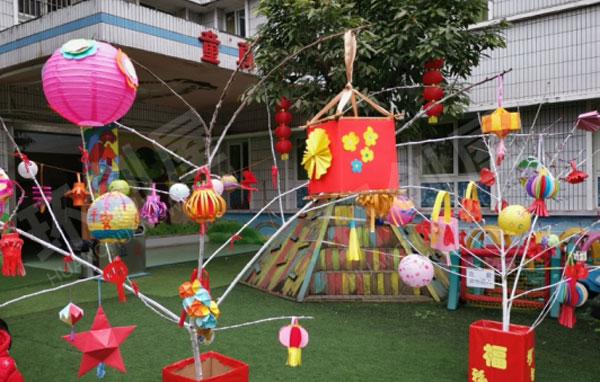 幼儿园户外新年国风美术展图片