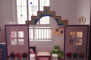 幼儿园温馨小屋里的阅读区图片