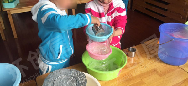幼儿园科学区水的管道流动图片