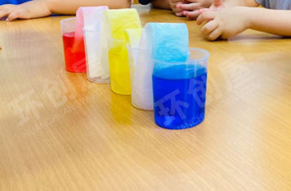 幼儿园科学区彩色水爬山的观察实验图片