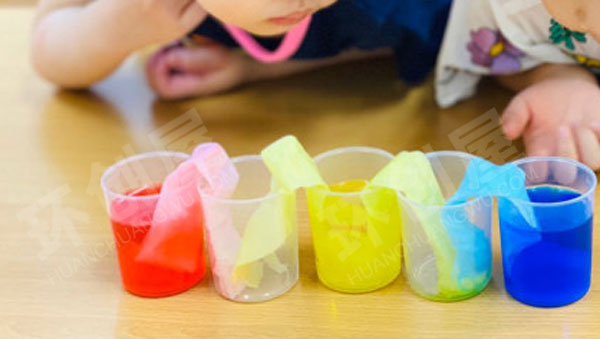 幼儿园科学区彩色水爬山的观察实验图片