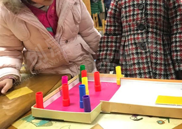 幼儿园科学区废物利用吹球撞柱图片