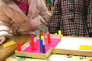 幼儿园科学区废物利用吹球撞柱图片2张