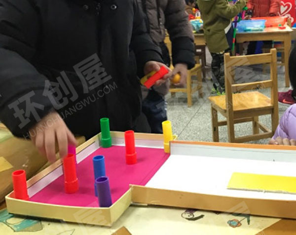 幼儿园科学区废物利用吹球撞柱图片