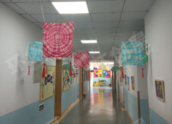 幼儿园走廊墙面布置扎染的艺术图片