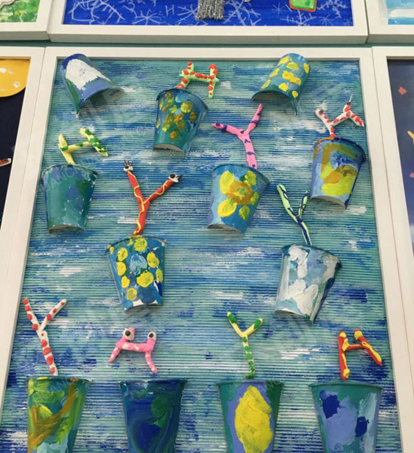 幼儿园大厅里各种作品展示图片