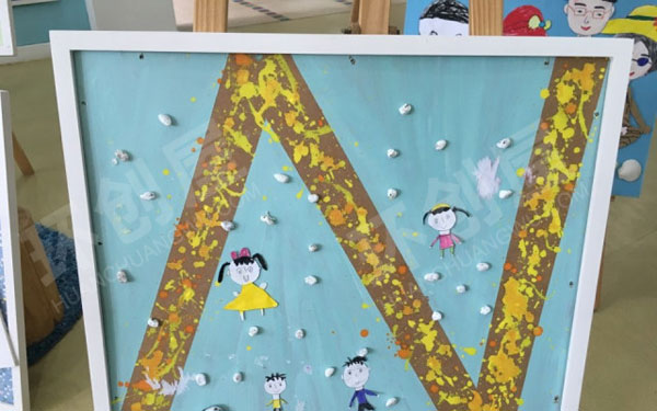 幼儿园大厅里各种作品展示图片
