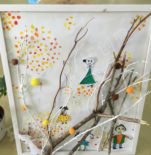 幼儿园大厅里各种作品展示图片