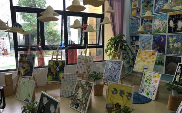 幼儿园大厅里各种作品展示图片