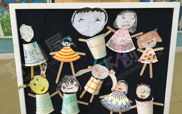 幼儿园大厅里各种作品展示图片