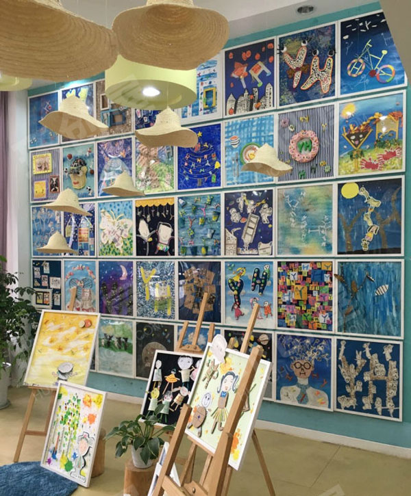 幼儿园大厅里各种作品展示图片
