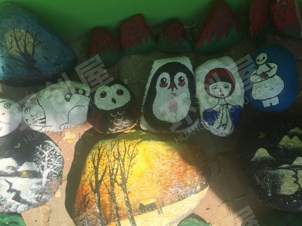 幼儿园户外卡通石头画图片