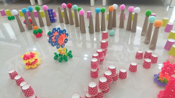 幼儿园建构区雪花片搭建幸福公园图片