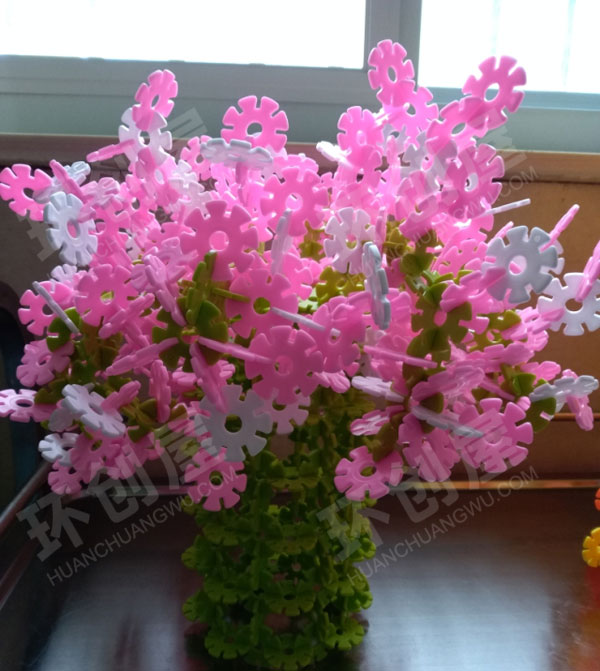 幼儿园建构区雪花拼插的美图片