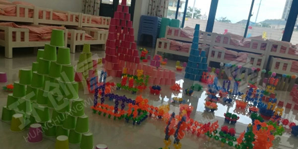 幼儿园建构区雪花片搭建幸福公园图片