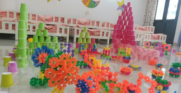 幼儿园建构区雪花片搭建幸福公园图片