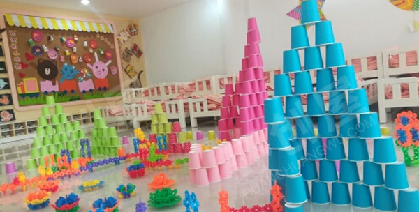 幼儿园建构区雪花片搭建幸福公园图片