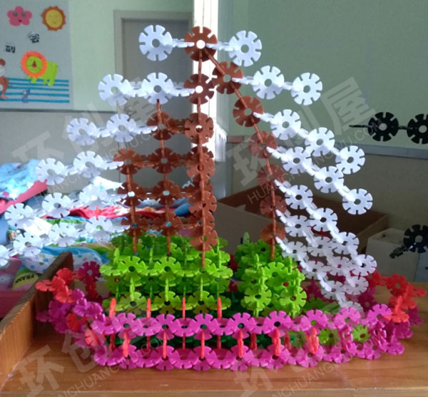 幼儿园建构区雪花拼插的美图片