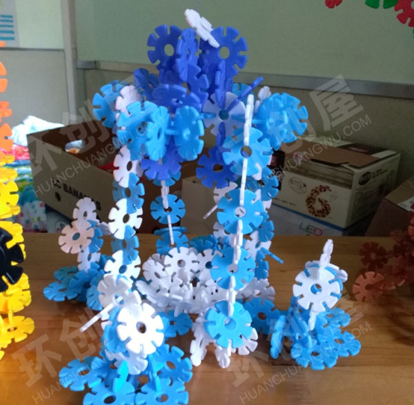 幼儿园建构区雪花拼插的美图片