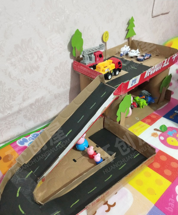 幼儿园科学区纸箱改造汽车轨道停车场图片