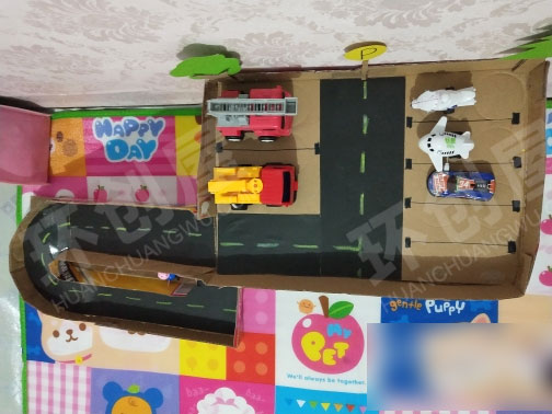 幼儿园科学区纸箱改造汽车轨道停车场图片