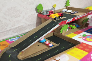 幼儿园科学区纸箱改造汽车轨道停车场图片6张