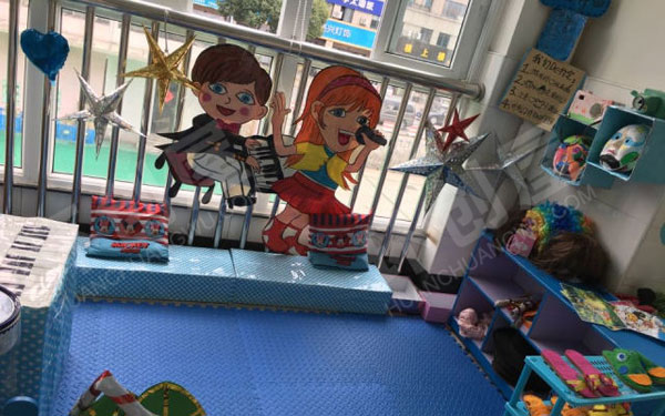幼儿园表演区展现自我舞台图片