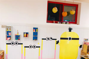 幼儿园黄色卡通主题墙面布置图片3张