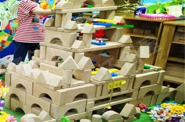 幼儿园建构区积木搭建的救援飞机场图片