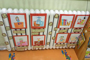 幼儿园图书区正确修补看书图片