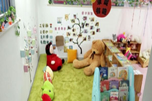 幼儿园绘本滋养童心阅读区图片2张