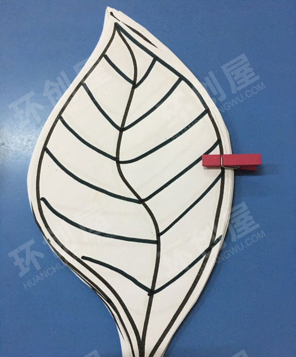 幼儿园美工区树叶涂色粘贴图片