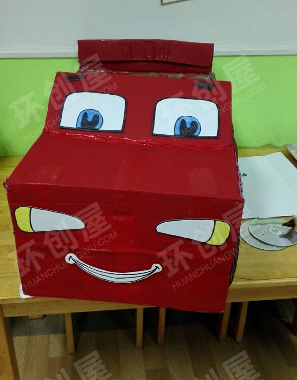 幼儿园表演区制作表演纸箱车图片
