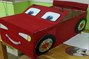 幼儿园表演区制作表演纸箱车图片5张
