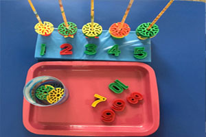 幼儿园益智区环保废物利用自制教玩具图片12张