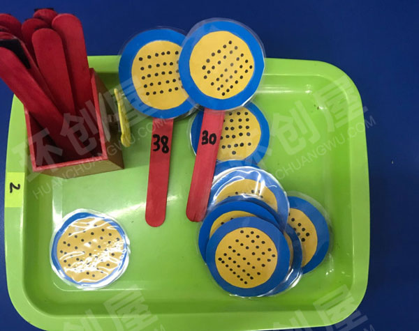 幼儿园益智区环保废物利用自制教玩具图片