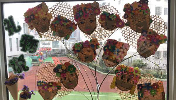 幼儿园三八节窗户装饰图片