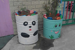 幼儿园户外大铁桶废品利用卡通装饰图片
