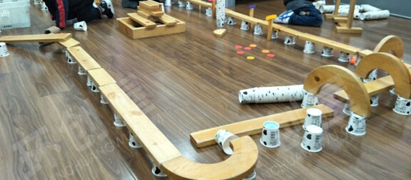 幼儿园建构区废物利用纸杯积木搭建游戏图片