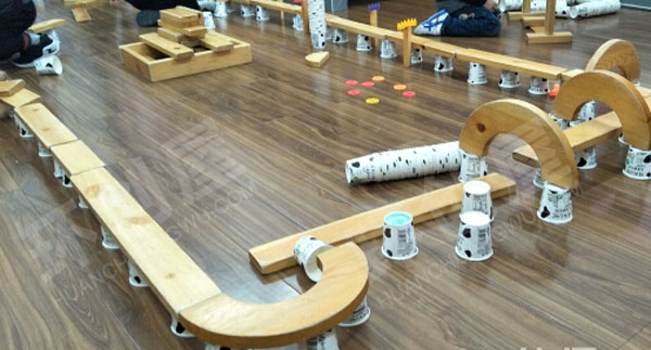 幼儿园建构区废物利用纸杯积木搭建游戏图片