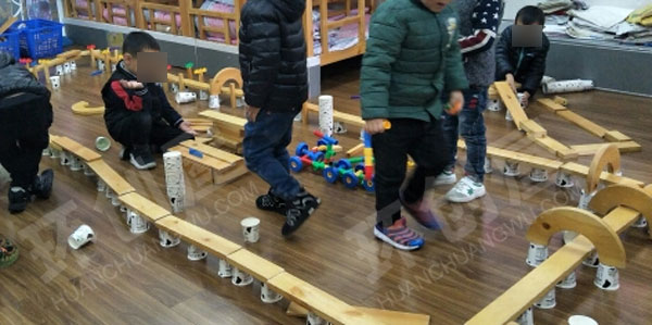 幼儿园建构区废物利用纸杯积木搭建游戏图片