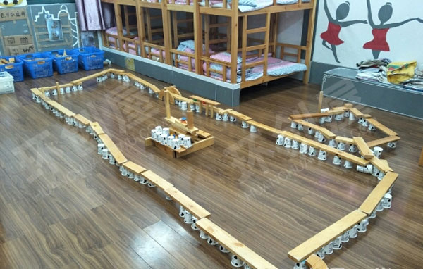 幼儿园建构区废物利用纸杯积木搭建游戏图片