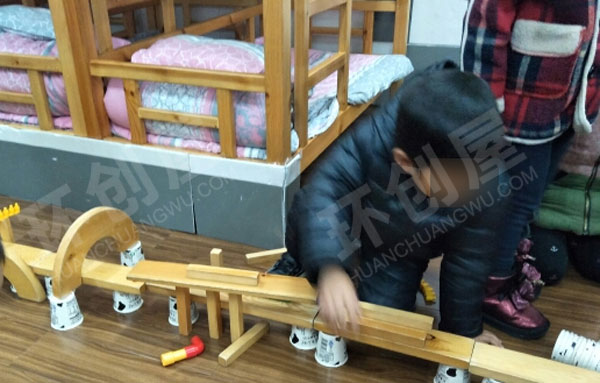 幼儿园建构区废物利用纸杯积木搭建游戏图片