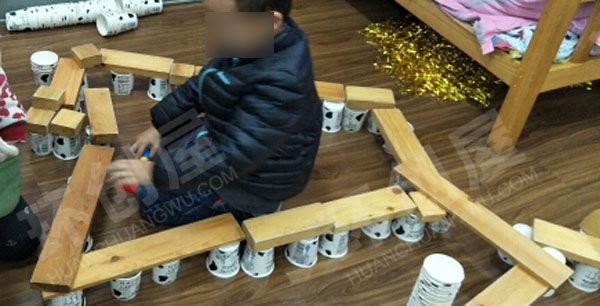 幼儿园建构区废物利用纸杯积木搭建游戏图片
