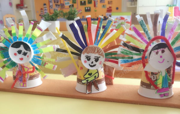 幼儿园美工区纸杯小人爱运动图片
