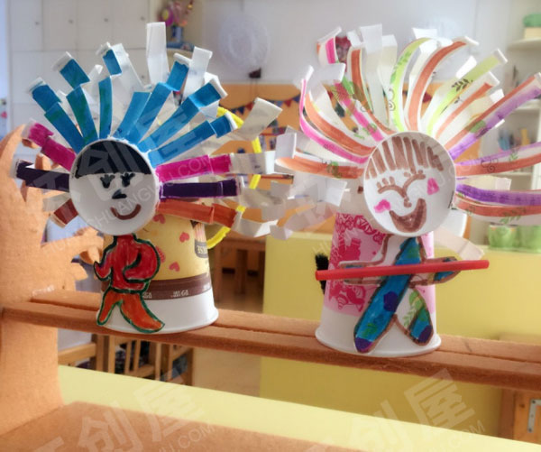 幼儿园美工区纸杯小人爱运动图片