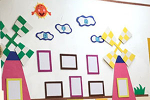 幼儿园粉色系房子主题墙面布置图片2张