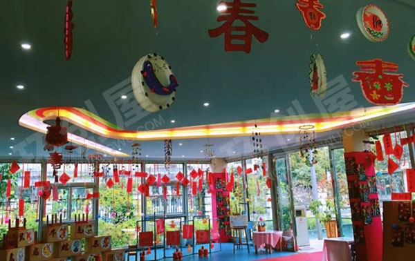 幼儿园走廊欢欢喜喜过元旦图片
